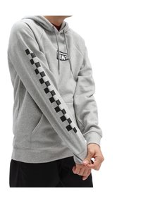 Sudadera con capucha gris con logo frontal, cordones y patrón de cuadros negros a lo largo de la manga izquierda. Cuenta con un bolsillo tipo canguro.