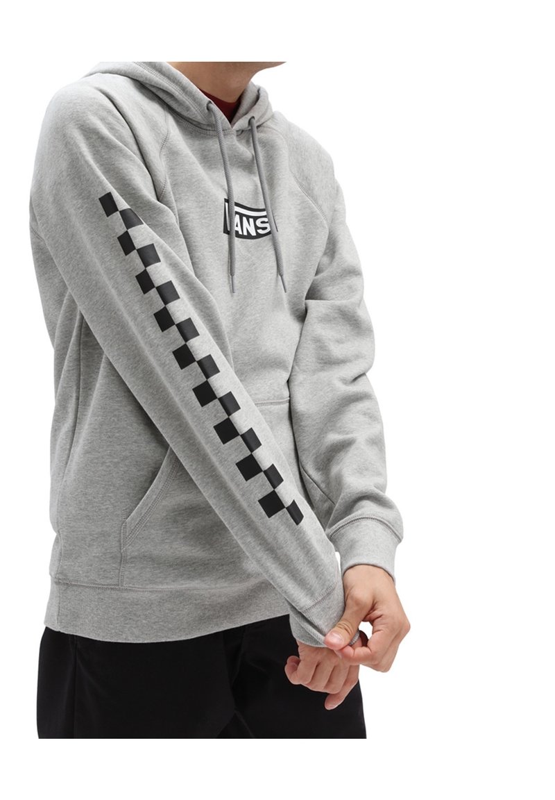 Sudadera con capucha gris con logo frontal, cordones y patrón de cuadros negros a lo largo de la manga izquierda. Cuenta con un bolsillo tipo canguro.