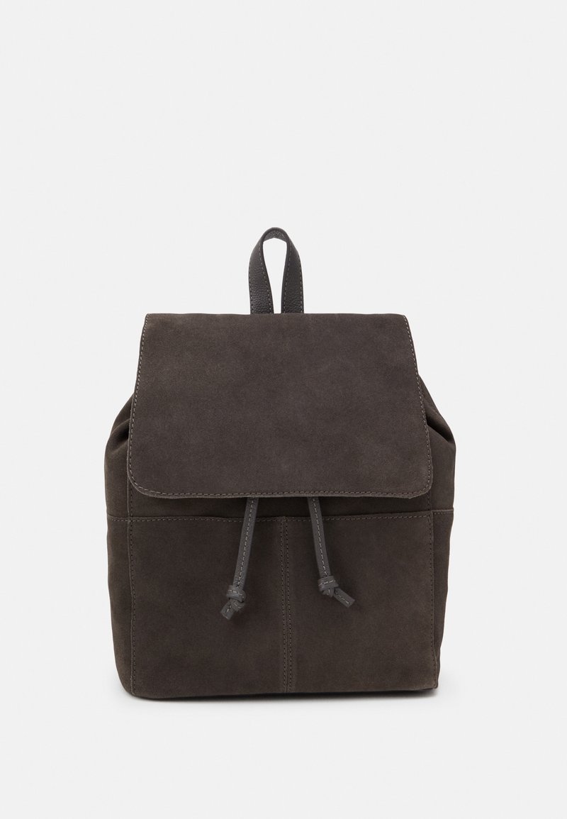 Dunkelgrauer Wildleder-Rucksack mit umklappbarem Deckel, Kordelzugverschluss und zwei strukturierten Schulterriemen. Glatte Oberfläche und minimale Nähte.