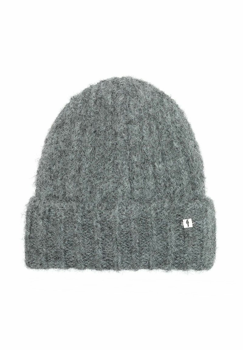 Zimowa czapka dziana w jasnoszarym kolorze z miękką, puszystą teksturą. Posiada podwinięty ściągacz oraz małą metkę z logo po boku.
