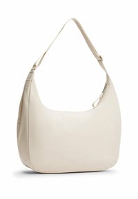 Bolso de hombro color crema hecho de un material suave y texturizado con una silueta curva. Presenta un cierre de cremallera y una correa ajustable.