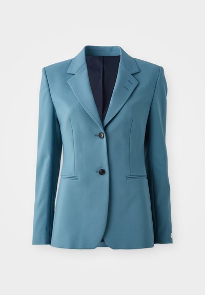 Blazer verde-água com um design estruturado, lapelas recortadas, dois botões e bolsos laterais. Tecido suave com um brilho sutil. Interior forrado.