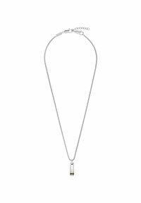 Zilveren ketting met een rechthoekige hanger met een glanzende afwerking, aangevuld met een kleine gekleurde band aan de onderkant.