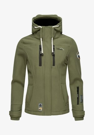 Groene softshell jas met een hoge kraag, verstelbare capuchon, twee voorste ritszakken en logo patches. Voorzien van zwarte ritsen en een textuurstof.