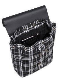 Svart och vit rutig tygväska med en övre lucka, dragsko-stängning, silverdetaljer och ett inre fack.