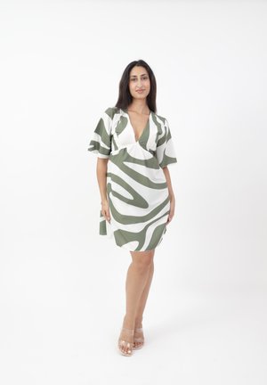Grünes und weißes gemustertes Kleid mit einem tiefen Ausschnitt und kurzen, flatternden Ärmeln. Glattes Material, knielanger Schnitt und lockere Passform.