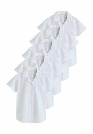 Pięć białych, krótki rękaw, koszul z kołnierzykiem i guzikami, każda z kieszenią na piersi, ułożone w wachlarzowy, nachodzący na siebie układ.