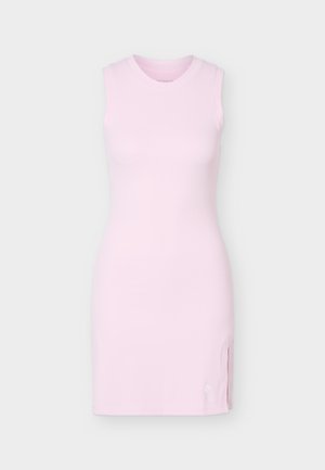 Mouwloze lichtroze nauwsluitende jurk met ronde hals en een kleine zijsplit vlak bij de zoom op een effen achtergrond.