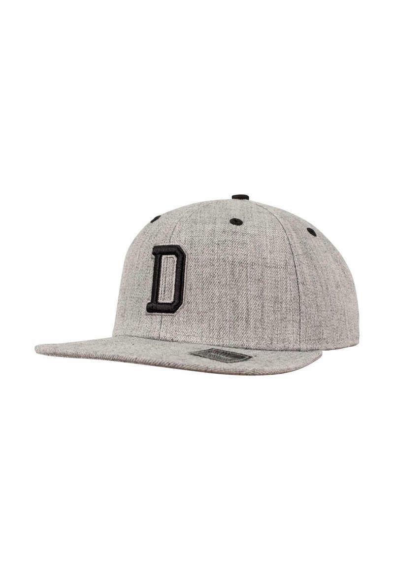 Szürke snapback sapka, textúrált anyagból készült, elöl fekete hímezett "D" logóval és lapos karimával.