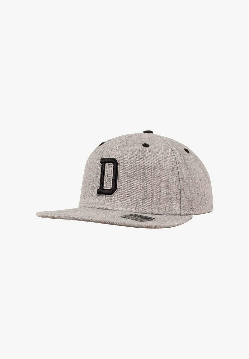 Căciulă snapback gri din material texturat, cu un logo brodat de culoare neagră în formă de "D" pe față și o margine plată.