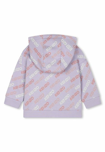 Lichtpaarse hoodie met een all-over print van "KENZO" in rood en wit. Ribbelboorden en onderrand geven textuur.