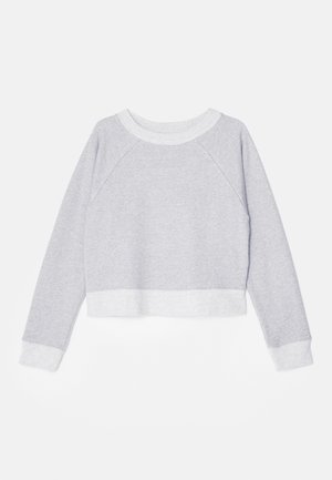 Halljas hall lühike dressipluus, millel on ümar kaelus, kontrastsed heledamad soonikuvari ja alläär. Valmistatud pehmest kangast, millel on sile tekstuur.