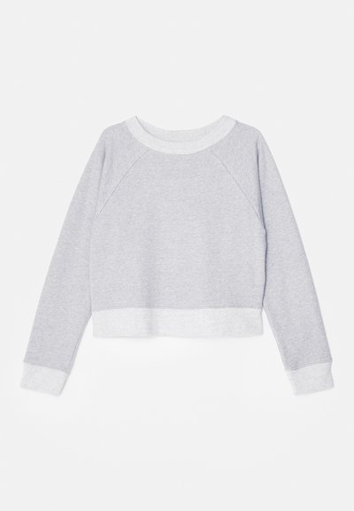 Pelēks īsais krekls ar apaļu kaklu, kontrastējošām gaišākām ribām piedurkņu galos un apakšmalā, izgatavots no mīksta auduma ar gludu tekstūru.