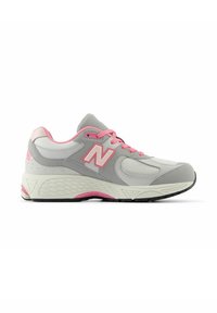 Scarpa sportiva in grigio e bianco con dettagli rosa, dotata di una tomaia in rete, sovrapposizioni testurizzate e una soletta ammortizzata con una presa a pattern.