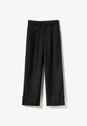 Pantaloni neri a gamba larga con una texture liscia, dotati di chiusura a doppio bottone, tasche laterali e polsini con dettagli a patta.