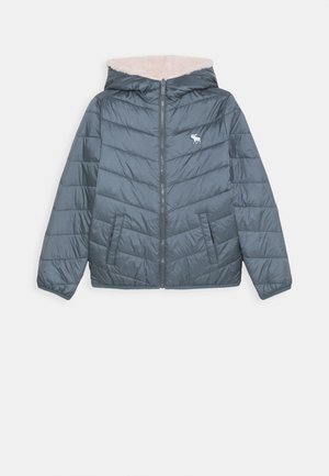 Veste matelassée gris foncé avec fermeture éclair à l'avant, capuche, doublure en polaire rose clair et poches latérales. Présente un petit logo sur la poitrine.