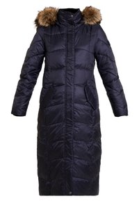Tmavě modrý prošívaný kabát s kapucí lemovanou kožešinou, dlouhý střih, prošívaná textura, dvě boční kapsy a zapínání na knoflíky vpředu.