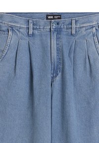 Chinos de mezclilla azul claro con diseño con pliegues, cierre de botón y trabillas para cinturón; cuentan con pantalones rectos y bolsillos estándar.