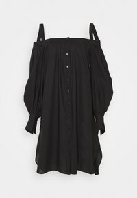 Černá košile bez ramínek s knoflíky vpředu, balónovými rukávy a ramenními pásky; vyrobená z hladké tkaniny s matným leskem.