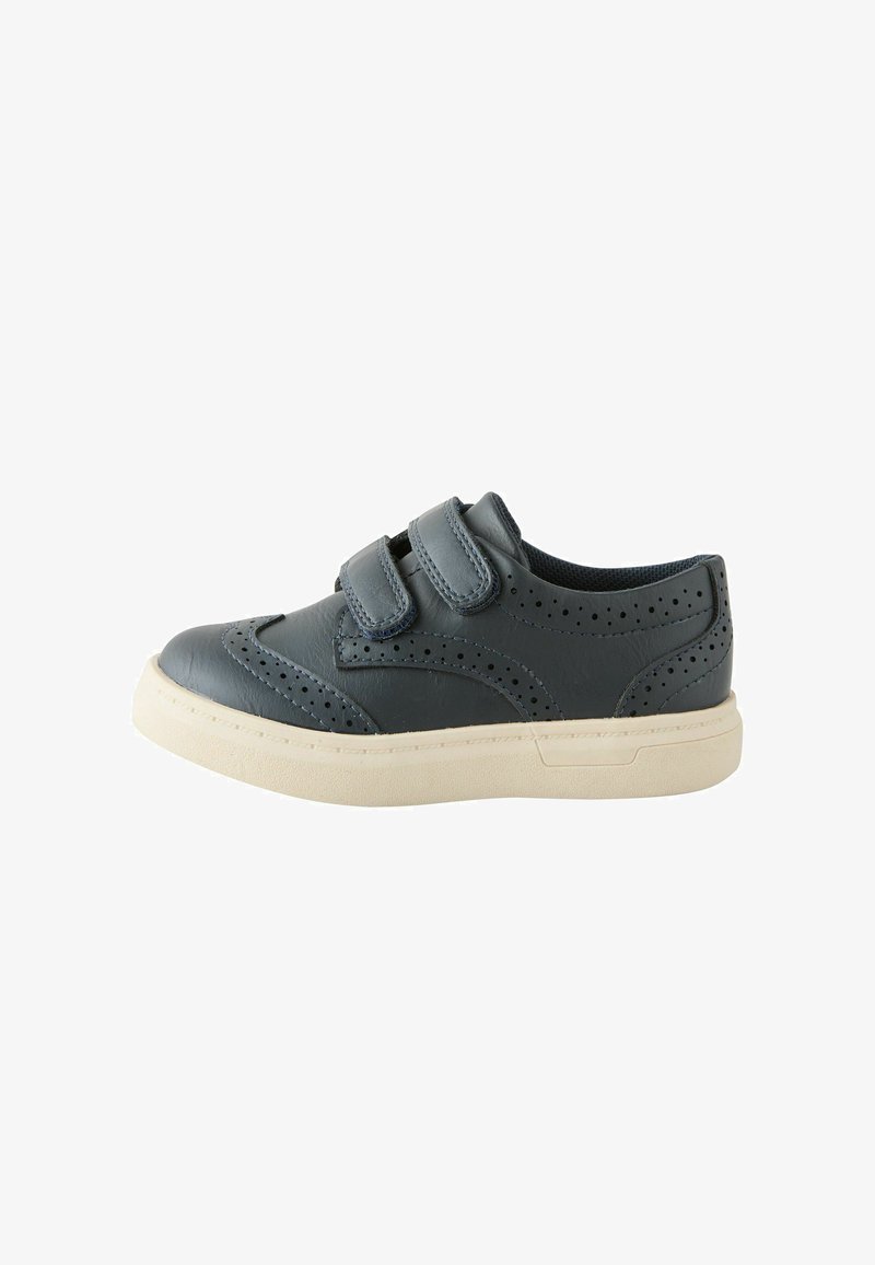 Mørkegrå børnesneaker med perforerede detaljer, to justerbare velcrolukninger og en hvid gummisål, set fra siden mod hvid baggrund.