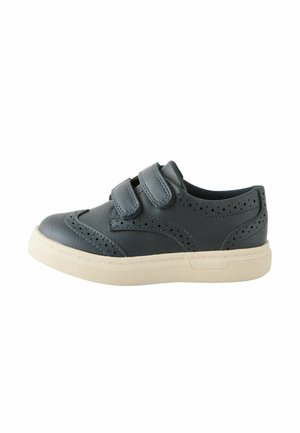 Chaussure en cuir bleu foncé avec des détails perforés, des lanières Velcro et une semelle en caoutchouc beige. Design bas avec une texture douce.
