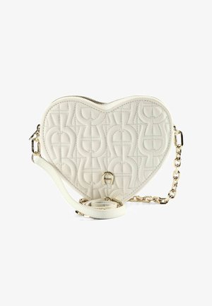 Witte handtas in hartvorm, gemaakt van doorgestikt leer met een reliëflogo patroon, gouden accenten en een afneembare kettingriem.