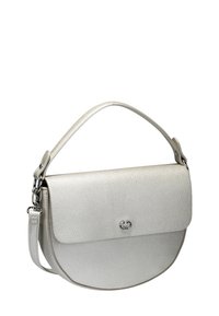 Borsa rotonda di colore grigio chiaro con finitura in pelle texturizzata, chiusura a pattina curva, manico superiore e tracolla staccabile. Accenti in metallo argentato.