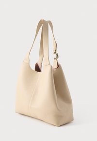 Borsa a tracolla beige in pelle con esterno testurizzato, forma morbida, due spallacci e dettagli in metallo dorato. Interno foderato in rosa.