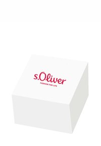 Weißer rechteckiger Karton mit abgerundeten Ecken, auf der Vorderseite befindet sich ein auffälliges rotes Logo mit der Aufschrift "s.Oliver Fashion for Life".