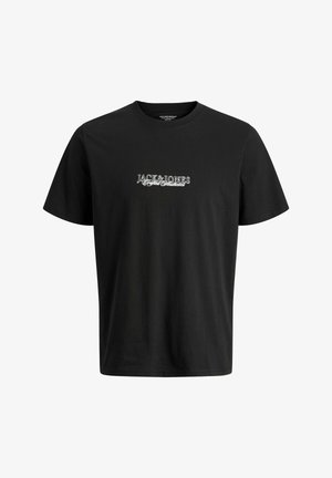 Chemise à carreaux rouge et blanche à boutons, t-shirt noir, pantalon noir, chaussures noires. Coupe slim avec une poche sur la poitrine. Texture lisse.