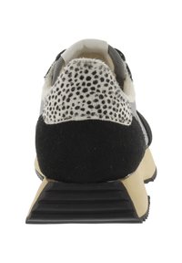 Baskets noires et grises avec des accents texturés à pois, talon en daim, col rembourré et semelle en caoutchouc avec un design strié.