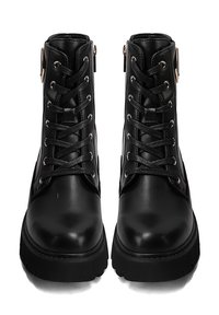 Stivali alla caviglia in pelle nera con design a lacci e occhielli metallici. Presentano una suola spessa e una zip laterale per una facile calzata.