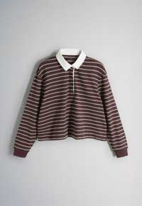 Brun skjorte med lange ærmer med hvide vandrette striber og en kontrastfuld hvid krave, lagt fladt på en lysegrå baggrund.