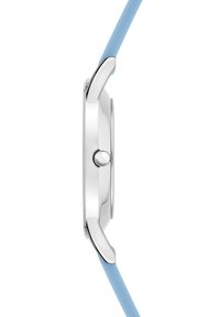 Silberner Uhr mit einem dünnen runden Gehäuse, ausgestattet mit einem hellblauen Silikonarmband und einer kleinen Krone an der Seite, glatte Textur.