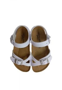 Sandali bianchi con cinturini regolabili e fibbie in metallo, caratterizzati da design a intaglio e una soletta in pelle scamosciata sintetica marrone. Leggeri e facili da indossare.