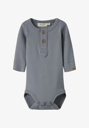 Niebiesko-szary body niemowlęce z długim rękawem, z dwoma drewnianymi guzikami na plisie na piersi oraz trzema zapięciami na napy u dołu.
