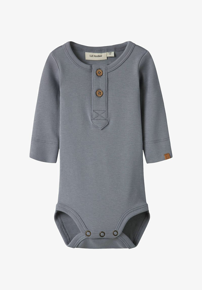 Body pour bébé à manches longues bleu gris avec deux boutons en bois sur la patte de boutonnage de la poitrine et trois fermetures à pression en bas.