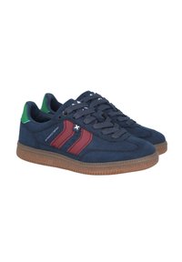 Zapatillas de ante azul marino con rayas burdeos, acentos verdes y suela de goma texturizada. Presentan un diseño con cordones y un cuello acolchado.