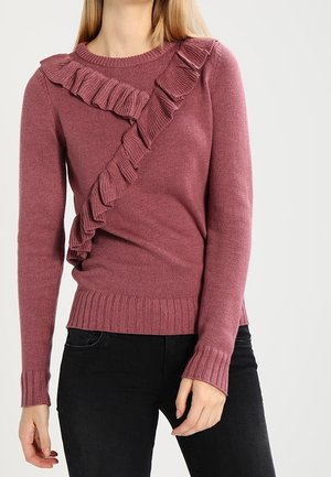 Bordeauxfarbener Pullover mit strukturiertem Rippdesign, ausgestattet mit einem diagonalen Rüschenakzent an der Vorderseite und einem klassischen Rundhalsausschnitt.