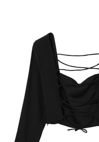 Top nero corto con maniche lunghe, caratterizzato da un collo squadrato e un design con lacci sul davanti, realizzato in tessuto testurizzato.