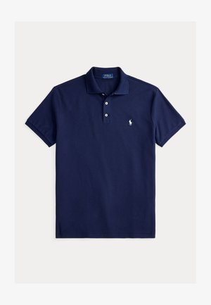 Tmavomodré polo s krátkym rukávom, dvoma gombíkmi a bielym vyšívaným logom Ralph Lauren na ľavej strane hrude.