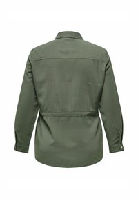 Zelená košile s dlouhým rukávem vyrobená z hladké tkaniny. Disponuje špičatým límečkem, zadním sedlem a manžetou na knoflíky. Jednoduchý a funkční design.
