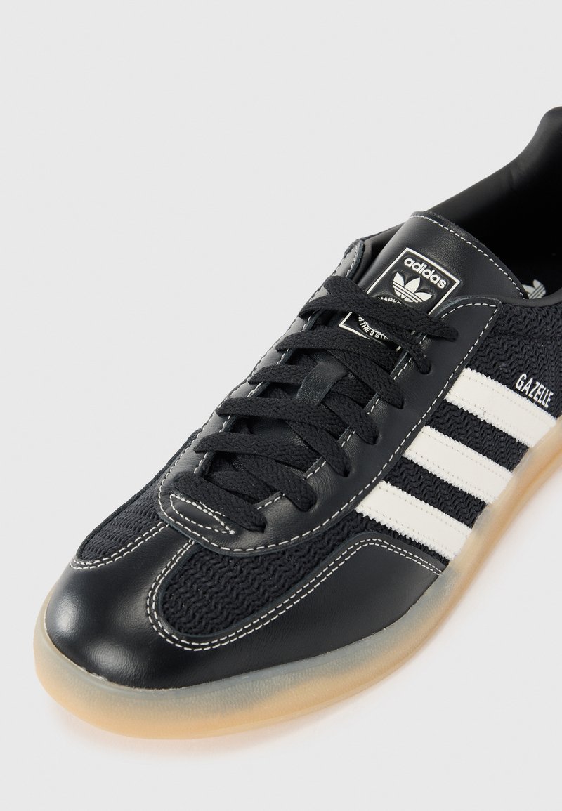 adidas Originals GAZELLE INDOOR UNISEX - Baskets basses - core black/off white/magic beige
