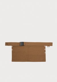 Pruun kangast põll, millel on vöö koos plastist klambriga, nööbid ja küljes metallring tööriistade või aksessuaaride jaoks.