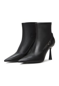 Černé kožené kotníkové boty s špičatou špičkou, elegantním designem, vysokým jehlovým podpatkem a detaily na bočním pásku. Hladká textura po celém povrchu.