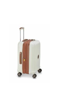Harde witte koffer met bruine leren accenten, ritssluitingen, zilveren handvat en vier multidirectionele wielen.