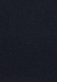 Ciemo niebieska, teksturowana tkanina o miękkim, matowym wykończeniu. Materiał wydaje się solidny i jednorodny z minimalnymi widocznymi wzorami.