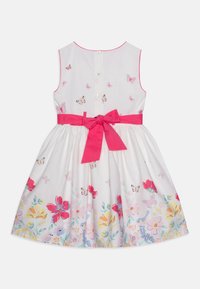 Bílá bezrukávová šaty s barevnými květinovými a motýlími potisky, růžovým páskem a knoflíkovým zapínáním na zádech.