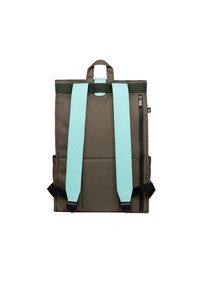 Zaino in tessuto verde scuro con ampi spallacci color blu acqua, maniglia superiore e tasca laterale con zip. Design piatto con hardware minimo visibile.