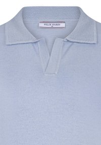Camisa polo de color azul claro con un cuello texturizado, tapeta corta y tejido suave. Presenta una etiqueta de marca cosida en el cuello.